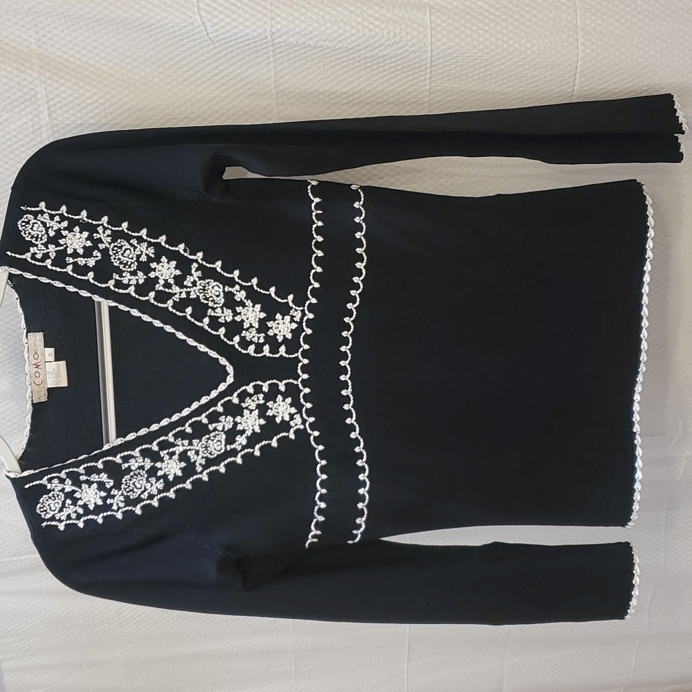 Como Embroidered V-neck Top